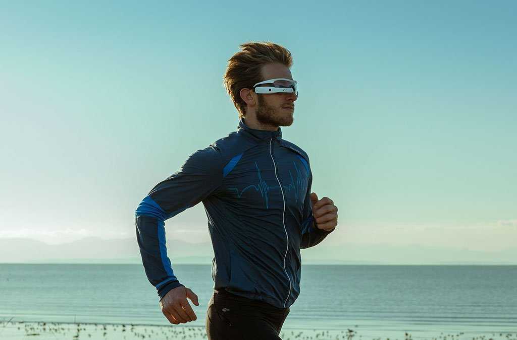 Спортсмен на пробежке в очкахRecon Jet