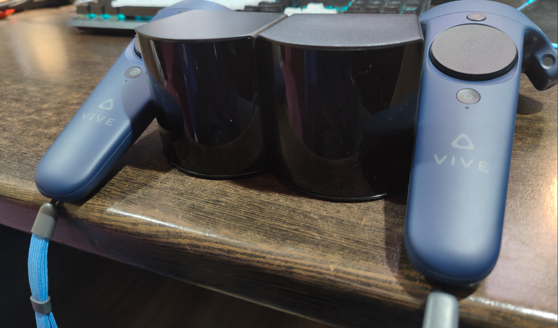 Контроллеры и базовые станции, с которыми проводилось тестирование шлема Varjo Aero 